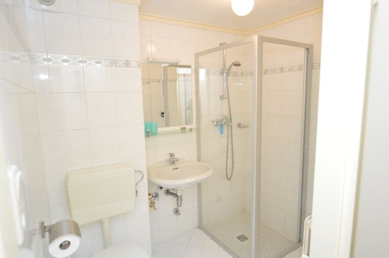Stylish bathroom in Apartment Kerckeland 24, De Koog, Texel with shower cabin and modern amenities.