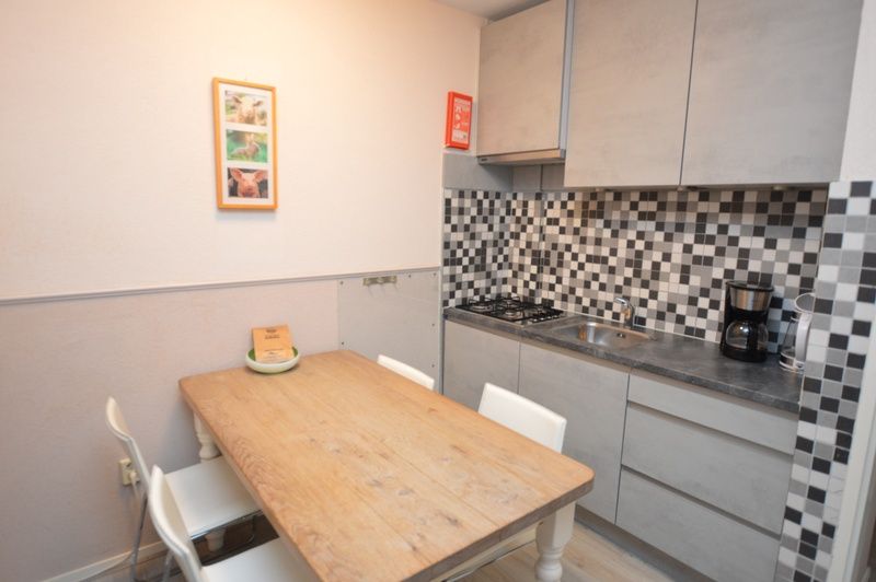 Fully equipped kitchen in Apartment Kerckeland 70, vacation home in De Koog, Texel.