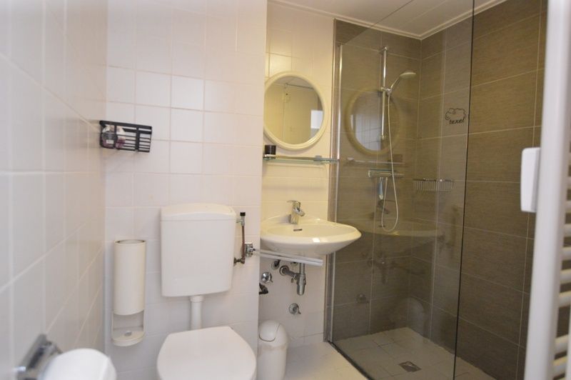 Modern bathroom with shower in Apartment Kerckeland 70, vacation accommodation in De Koog, Texel.