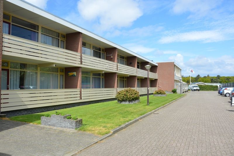 Exterior of Apartment Kerckeland 70, vacation accommodation in De Koog, Texel with green surroundings.