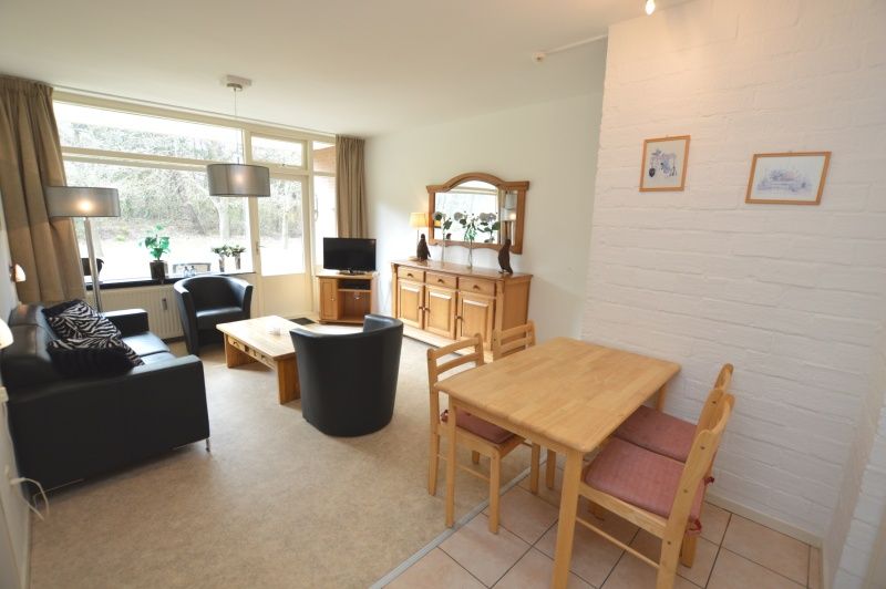 Wohn- und Esszimmer im Appartement Kerckeland 28, De Koog, Texel mit gemuetlicher Einrichtung und viel Licht.