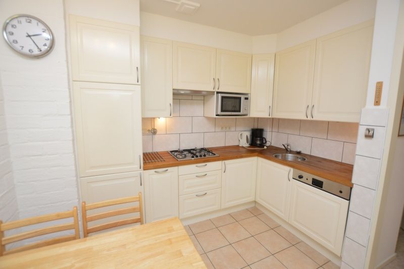 Geraeumige Kueche und Essbereich im Appartement Kerckeland 28, De Koog, Texel mit hellen Farben und praktischer Aufteilung.