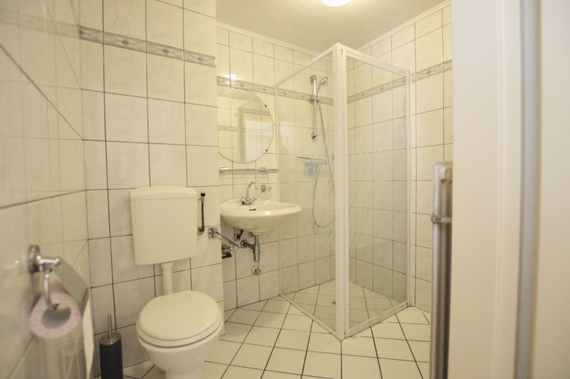 Modernes Badezimmer im Apartment Kerckeland 28, De Koog, Texel mit Duschkabine und sauberer Verarbeitung.