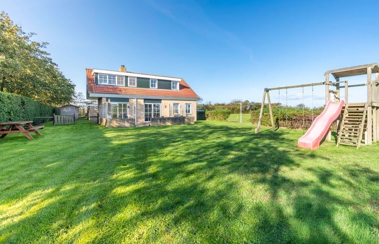 Grosser Rasen mit Spielgeraeten im Ferienhaus De Koog, Texel Ferienhaus, Watteninseln.
