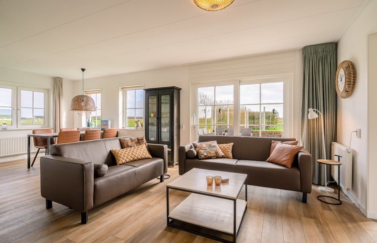 Moderne Sitzecke im Ferienhaus Cottage in De Koog, Texel, Wadden Islands mit Blick auf den Garten.