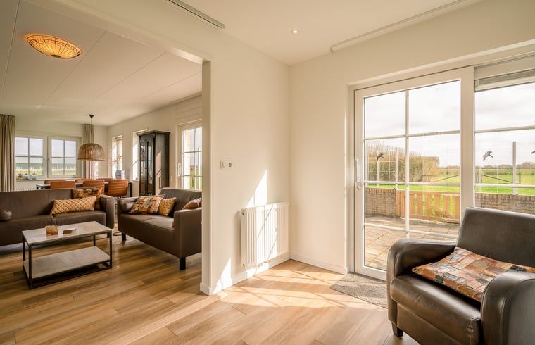 Heller Innenraum mit Zugang zur Terrasse in Cottage in De Koog, Texel Ferienhaus.