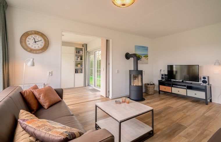 Gemuetliches Wohnzimmer mit TV und Kamin im Ferienhaus in De Koog, Texel, Waddeninseln.