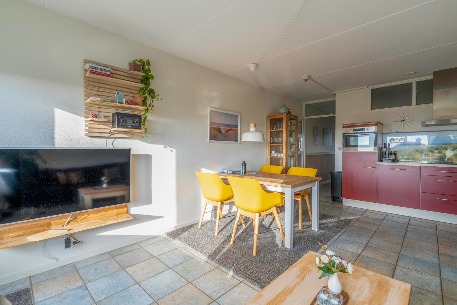 Dining area with yellow chairs in Apartment Juliana 142 Island and Sea View, De Koog Texel.