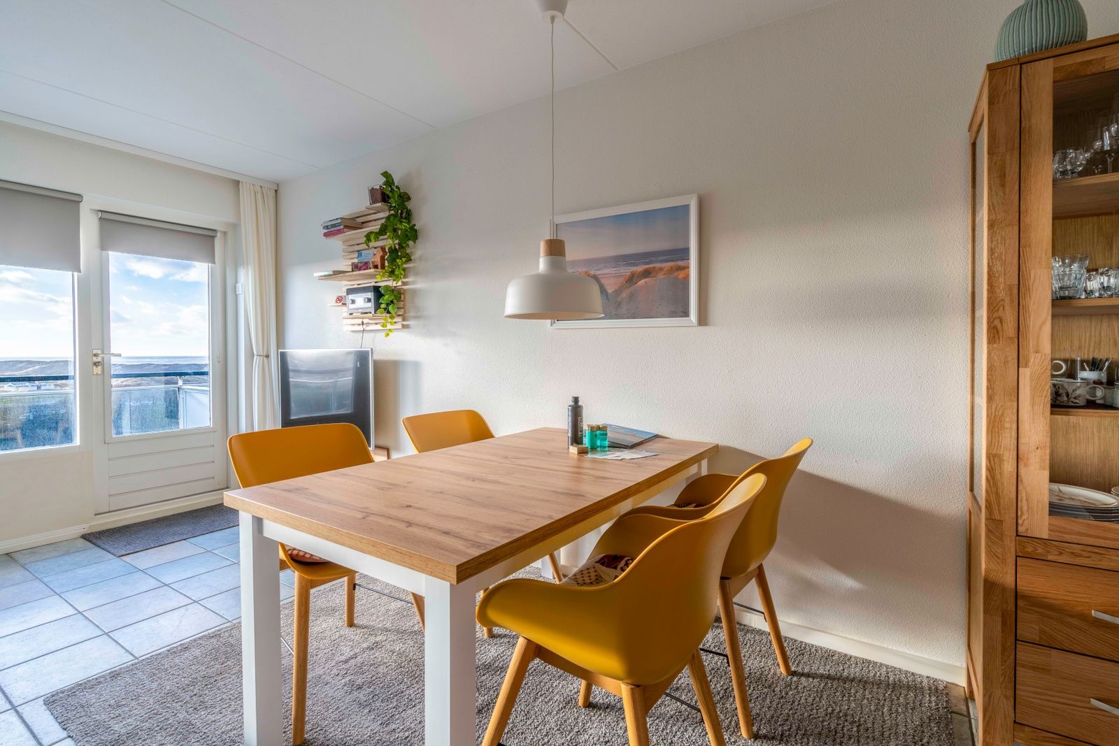 Stylish dining room in Apartment Juliana 142 Island and Sea View, De Koog Texel with lots of light.