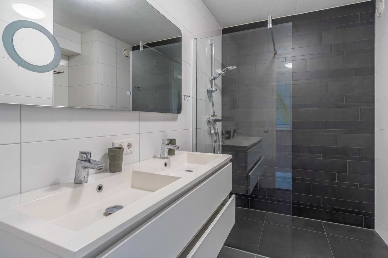 Luxury bathroom in Apartment Juliana 142 Island and Sea View, De Koog Texel with double sink.