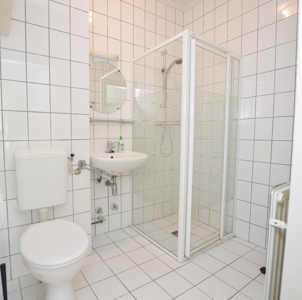 Fresh bathroom in Apartment Kerckeland 126, De Koog, Texel, with shower and modern amenities.