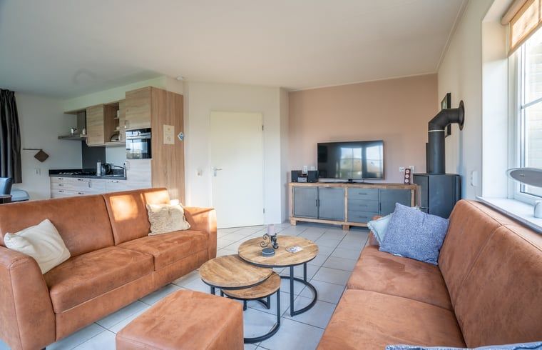 Modernes Wohnzimmer und Kueche im Ferienhaus in De Koog auf Texel.