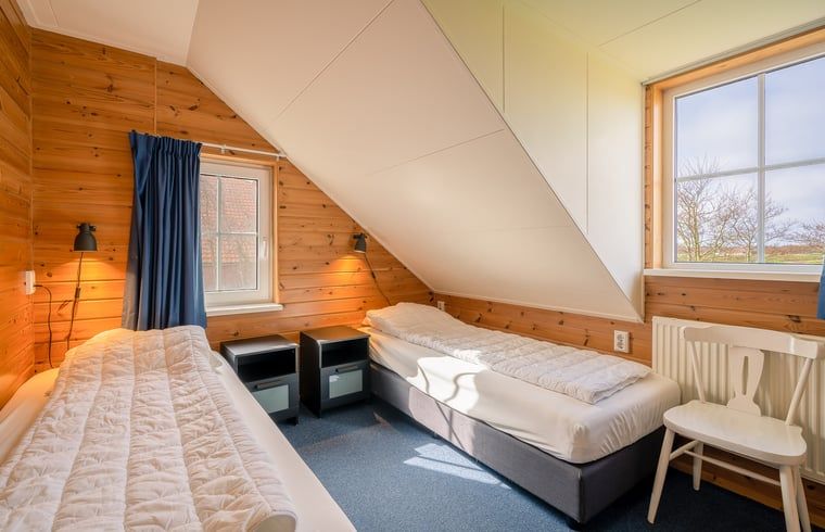 Gemuetliches Schlafzimmer mit zwei Betten im Ferienhaus in De Koog, Texel.