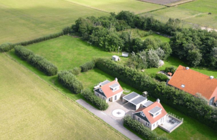 Luftaufnahme des Ferienhauses in De Koog, Texel, umgeben von Natur.