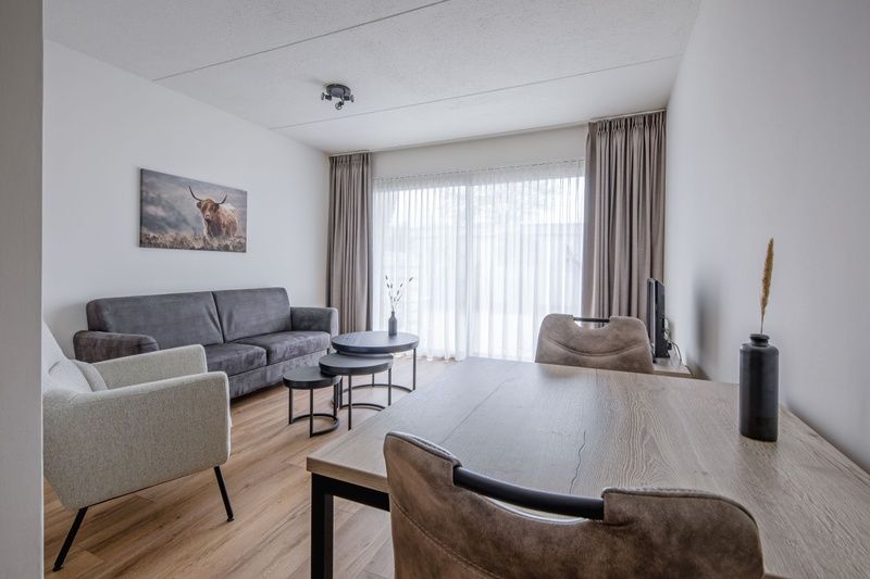 Stilvolles Esszimmer in Zwei Personen Wohnung gross - erster Stock, De Koog, Texel mit Blick auf die Natur der Watteninseln.