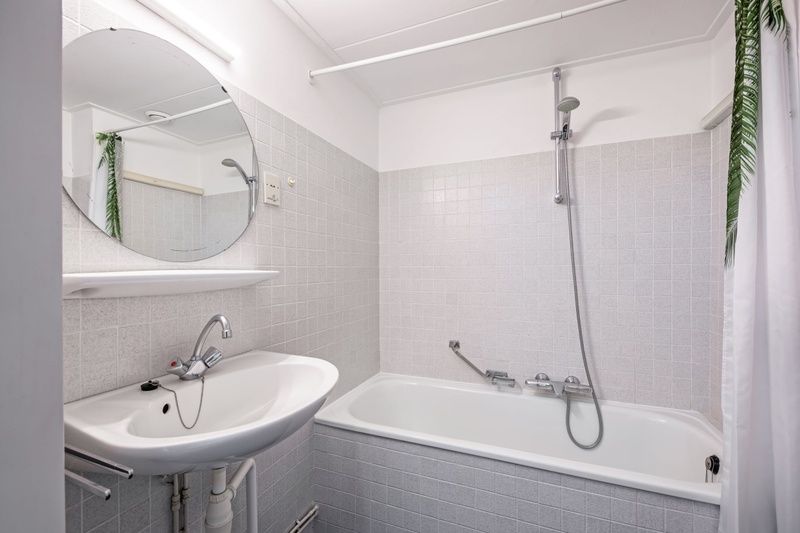 Helles Badezimmer mit Spiegel und Waschbecken in Zwei Personen Wohnung gross - erster Stock, De Koog, Texel, Watteninseln.