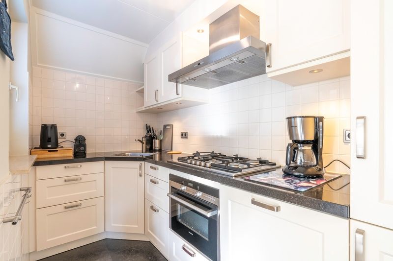 Modern kitchen in Holiday home Honeysuckle 57, De Koog, Texel with all conveniences for a comfortable stay on the Wadden Islands.