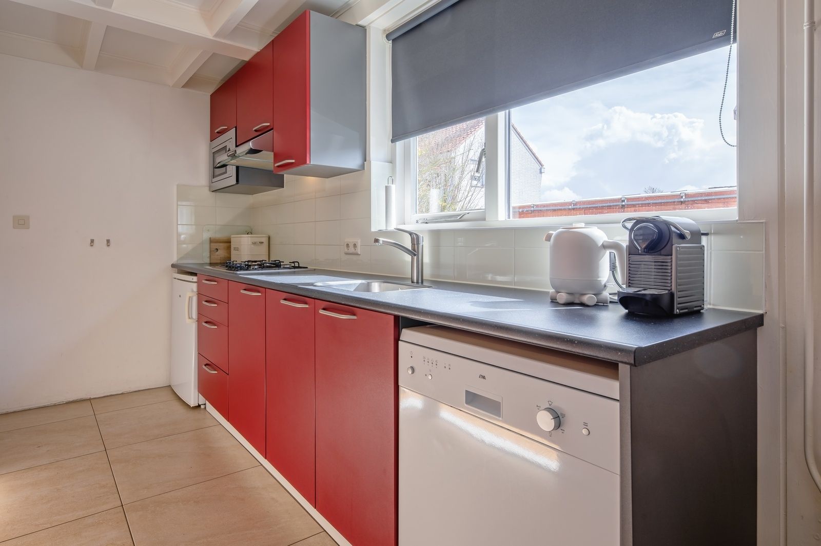 Fully equipped kitchen in 32a Castor vacation home, De Koog, Texel, with dishwasher.