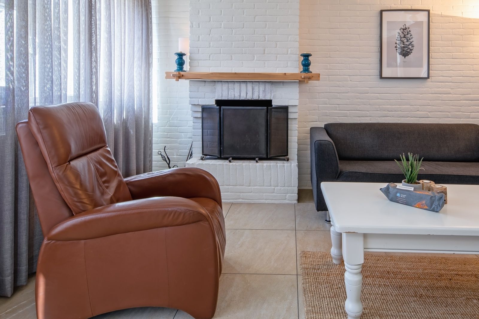 Cozy living room with fireplace in 32a Castor vacation home, De Koog, Texel.