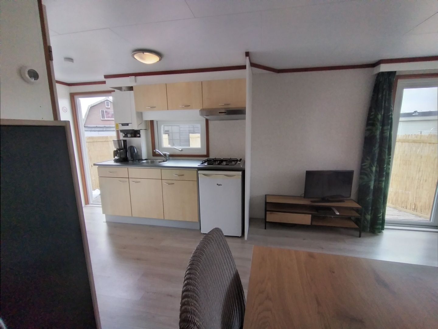 Kitchen of Chalet Uit en Thuis in De Koog, Texel, with modern appliances and open connection to the living room.