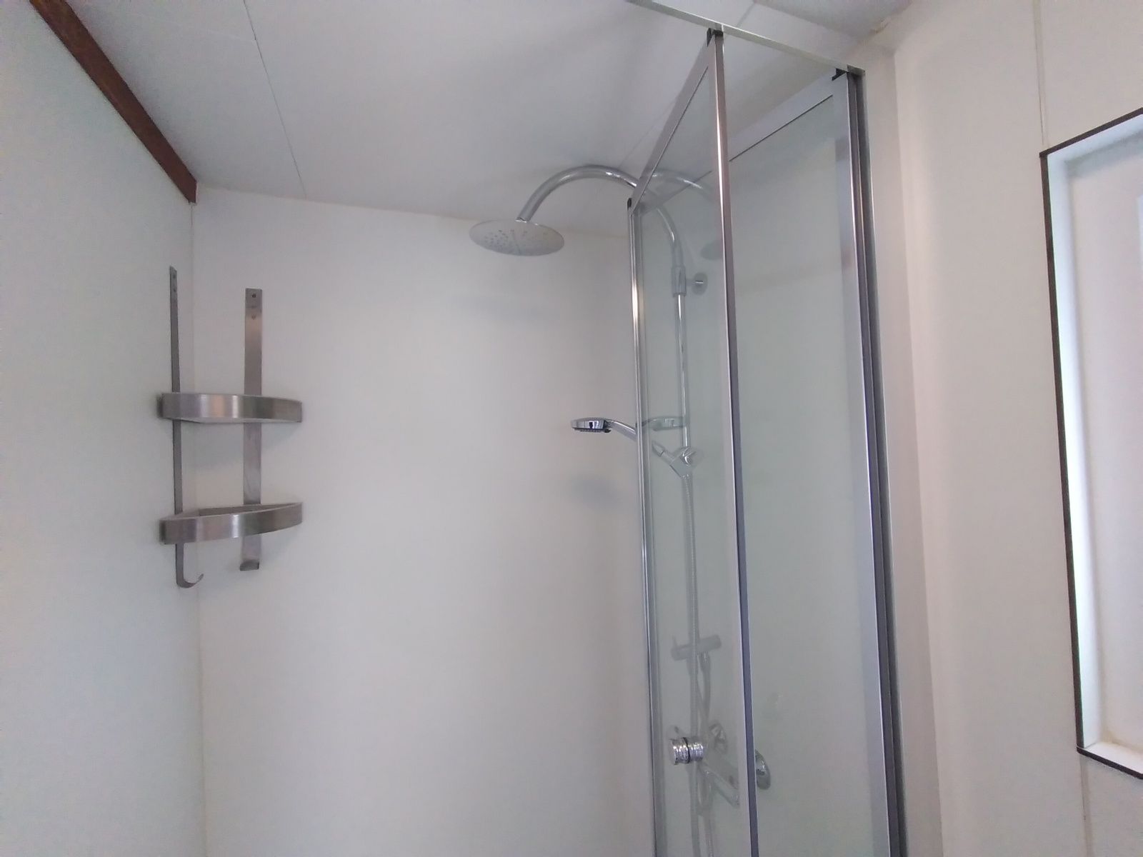 Stylish shower in Chalet Uit en Thuis, De Koog, Texel, with glass door and modern finish.