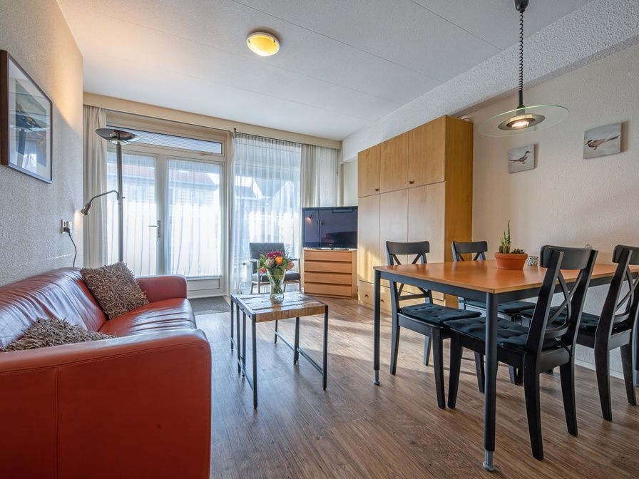 Cozy living room in Motel Texel Apartment with bath (B), De Koog, Texel with comfortable sofa and dining area.