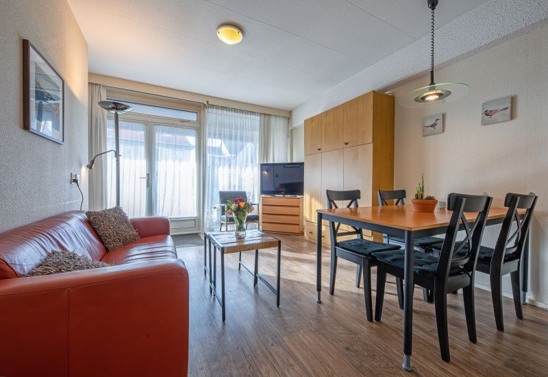 Bright and spacious living space in Motel Texel Apartment with bath (B), De Koog, Texel, ideal for relaxation.