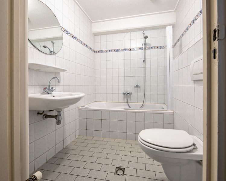 Modern bathroom in Motel Texel Apartment with bath (B), De Koog, Texel with bathtub and shower.