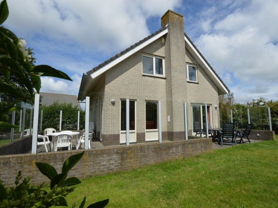 Vacation home Stappeland 199 in De Koog on Texel with sunny terrace and green garden, ideal for relaxation on the Wadden Islands.