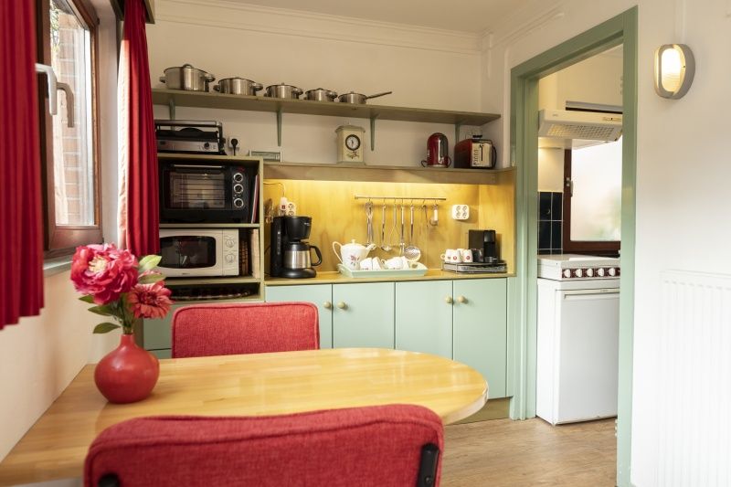 Fully equipped kitchen in vacation home Schanulleke, De Koog, Texel, with modern appliances and cozy atmosphere.