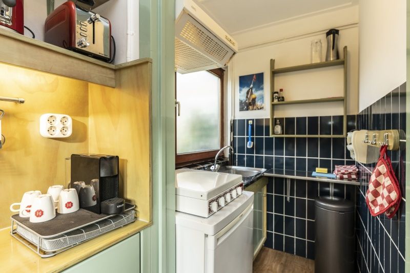 Compact kitchen in Schanulleke, De Koog, Texel, vacation home with stove and coffee maker.