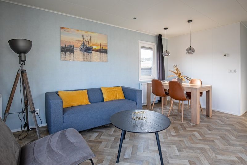 Dining area in Chalet Park Bregkoog - Chalet Bregkoog 162, Texel with wooden table and comfortable chairs for cozy meals.