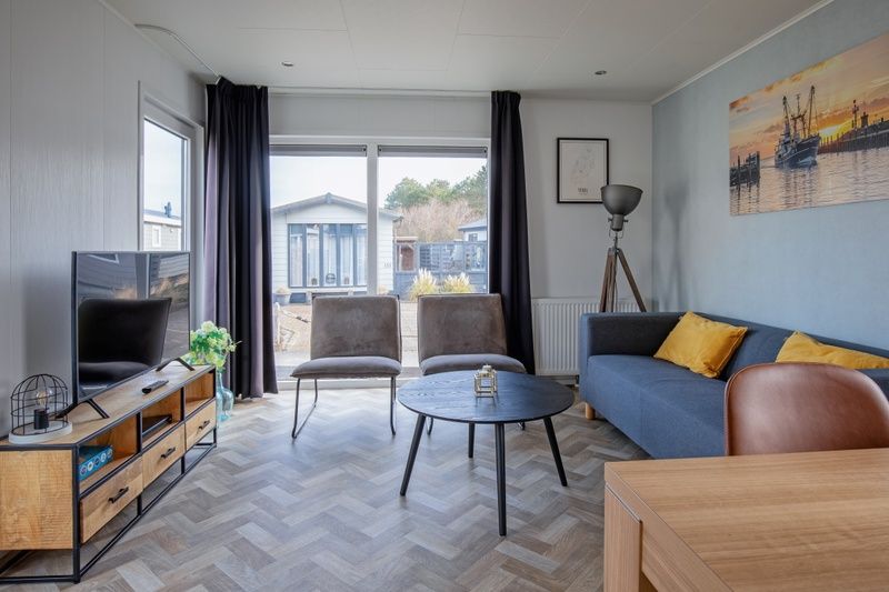 Bright and spacious living room in Chalet Bregkoog 162, De Koog, Texel overlooking the surrounding nature.