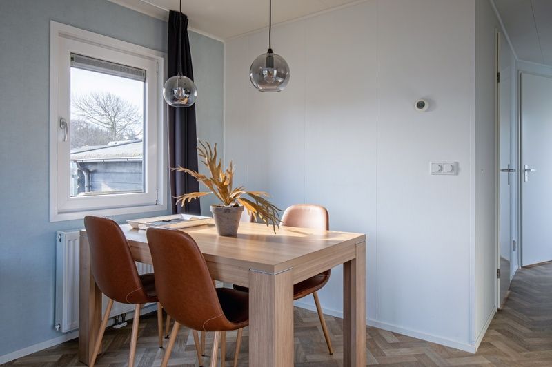 Modern kitchen in Chalet Bregkoog 162, De Koog, Texel with all the necessary amenities for a comfortable stay.