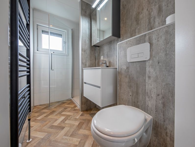 Walk-in shower in Chalet Bregkoog 162, De Koog, Texel, perfect for a refreshing start to the day on the Wadden Islands.