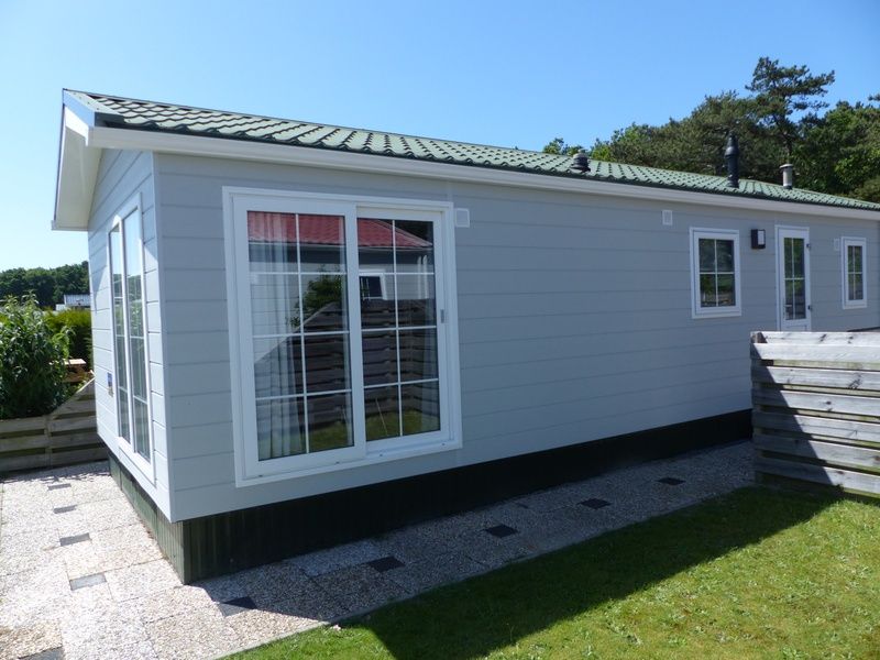 Chalet Bregkoog 205 in De Koog Texel, vacation home with sliding doors to the garden.
