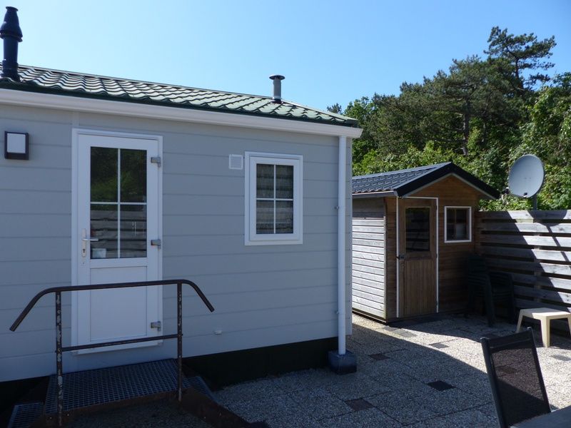 Chalet Bregkoog 205 in De Koog Texel, vacation home with shed and enclosed garden.