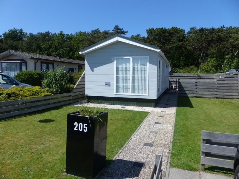 Chalet Bregkoog 205, vacation home in De Koog Texel with path to the entrance.