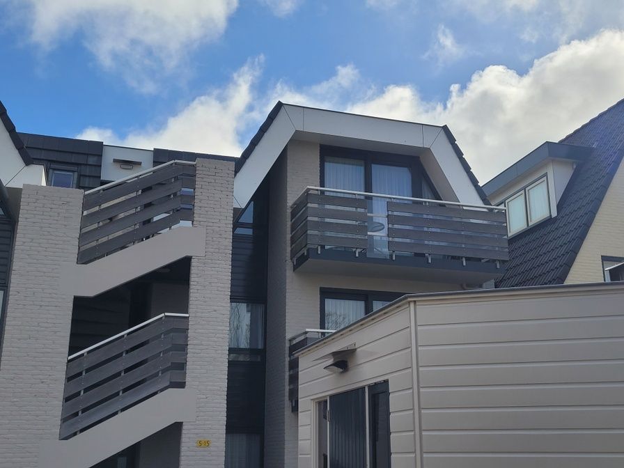 Flats Anna - Appartement 15 in De Koog, Texel, mit modernem Aeusseren und Balkon fuer einen entspannten Urlaub.