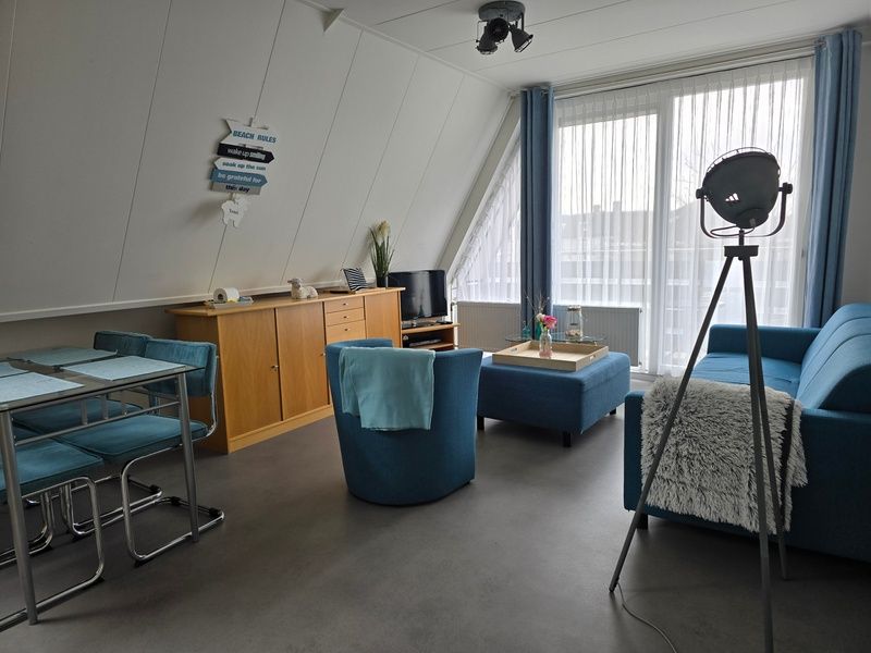 Gemuetlicher Innenbereich von Apartments Anna - Apartment 15 in De Koog, Texel, mit modernen Moebeln und viel Licht.