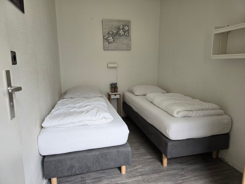 Schlafzimmer mit zwei Einzelbetten in Appartements Anna - Appartement 15 in De Koog, Texel, fuer eine gute Nachtruhe.