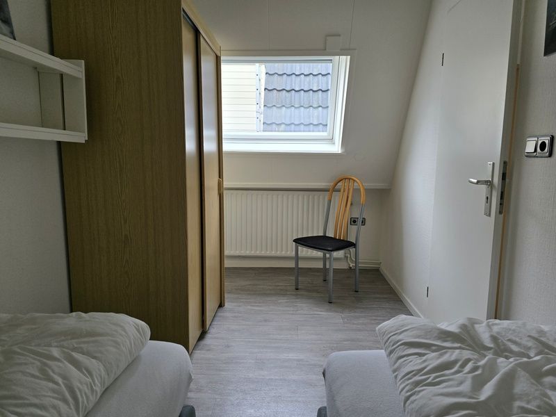 Praktische Schlafzimmeranordnung in Apartments Anna - Apartment 15 in De Koog, Texel, mit Stauraum.