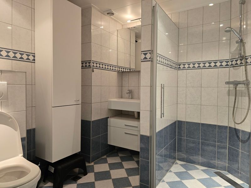 Modernes Badezimmer von Apartments Anna - Apartment 15 in De Koog, Texel, mit Dusche und stilvollen Fliesen.