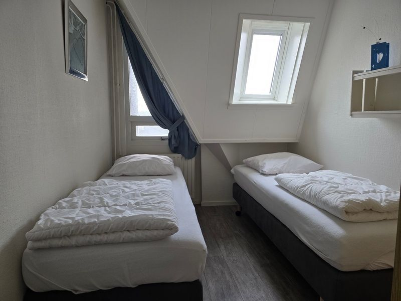 Gemuetliches Schlafzimmer in Apartments Anna - Apartment 15 in De Koog, Texel, mit viel Tageslicht.