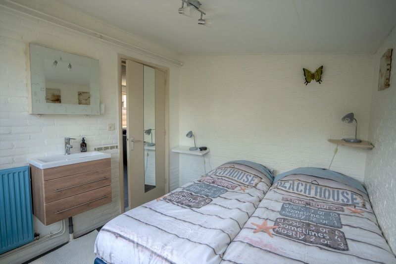 Schlafzimmer im Ferienhaus 2490, De Koog, Texel, mit Doppelbett und frischer Dekoration.