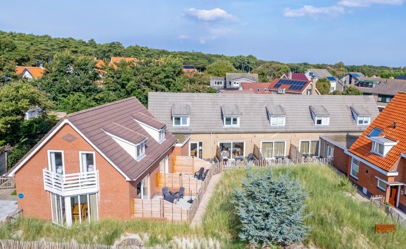 Aerial photo of Vogelweelde vacation home, De Koog, Texel, surrounded by green nature.