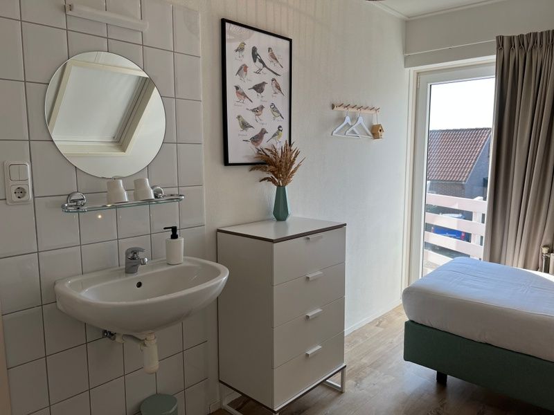Modern sink and storage in Vogelweelde vacation accommodation, De Koog Texel.
