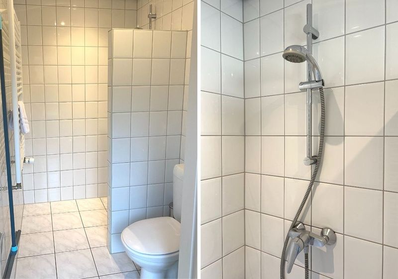 Fresh bathroom with shower and toilet in Vogelweelde, vacation home De Koog Texel.