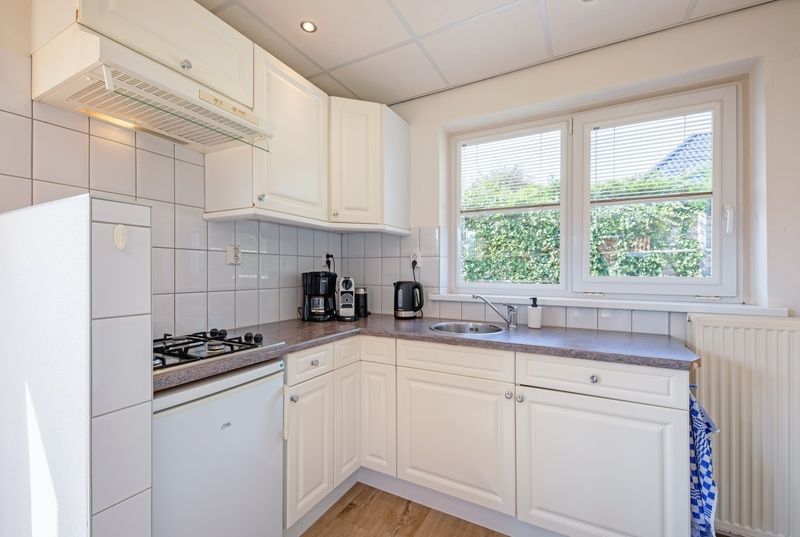 Fully equipped kitchen in Vogelweelde, vacation accommodation De Koog Texel, with modern appliances.