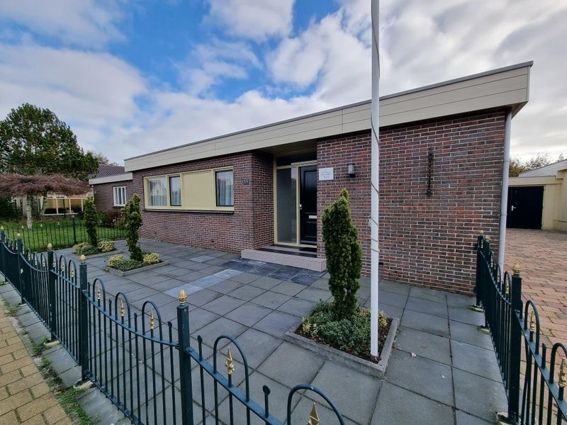 Front view of Bungalow Epelaan 13, De Koog, Texel, with a neat garden and modern architecture.